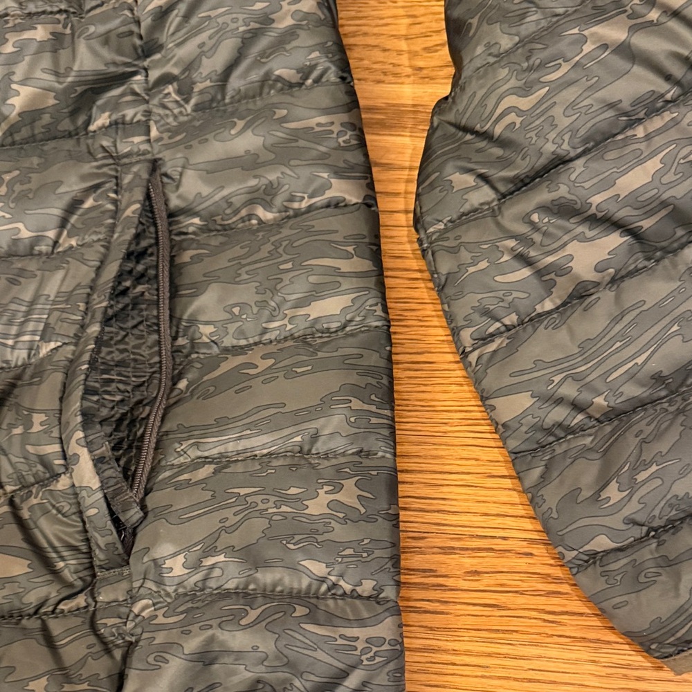 Amazon Essentials Men's Dark Patterned Puffer Jacket - Picture 4 of 7
